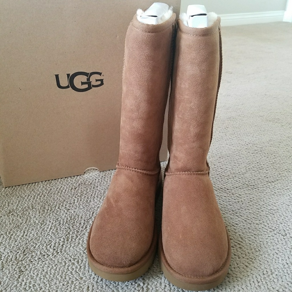 🎁UGG Women's Classic Tall II Boot  - Picture 2 of 7