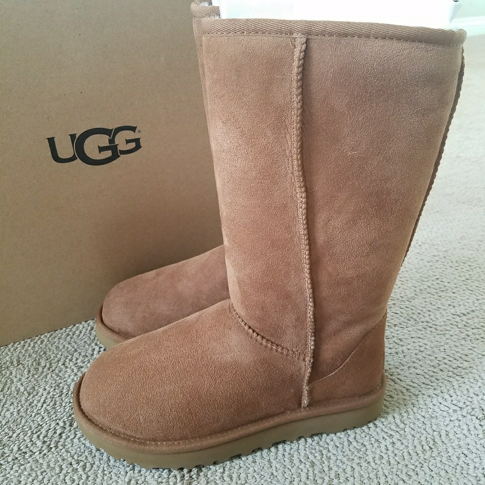 🎁UGG Women's Classic Tall II Boot  - Picture 3 of 7