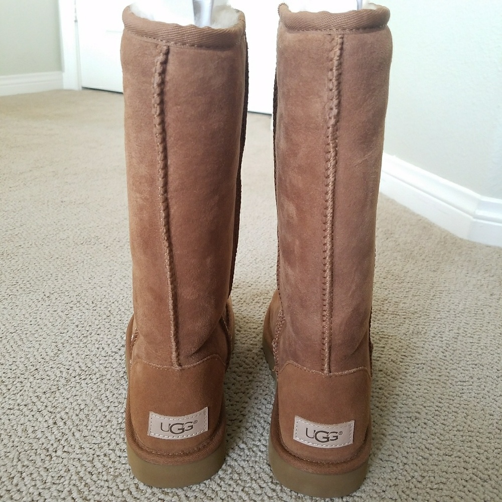 🎁UGG Women's Classic Tall II Boot  - Picture 4 of 7