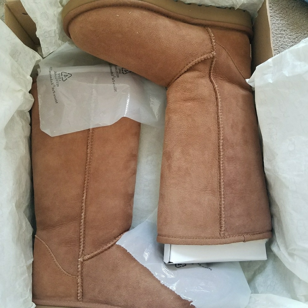 🎁UGG Women's Classic Tall II Boot  - Picture 7 of 7