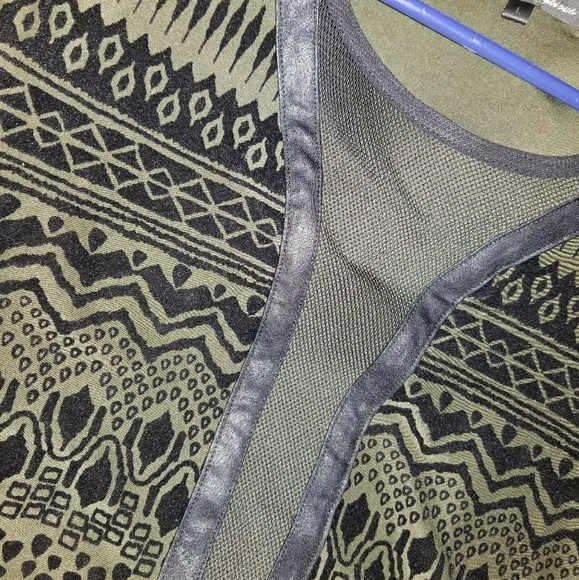 💚Dark green crop top with sheer middle💚 - Picture 2 of 3