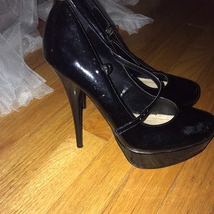 Black Steve Madden patent leather pumps
