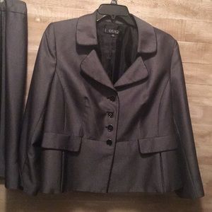 🎀 EXCELLENT CONDITION 🎀 BLACK & GRAY WOMENS SUIT