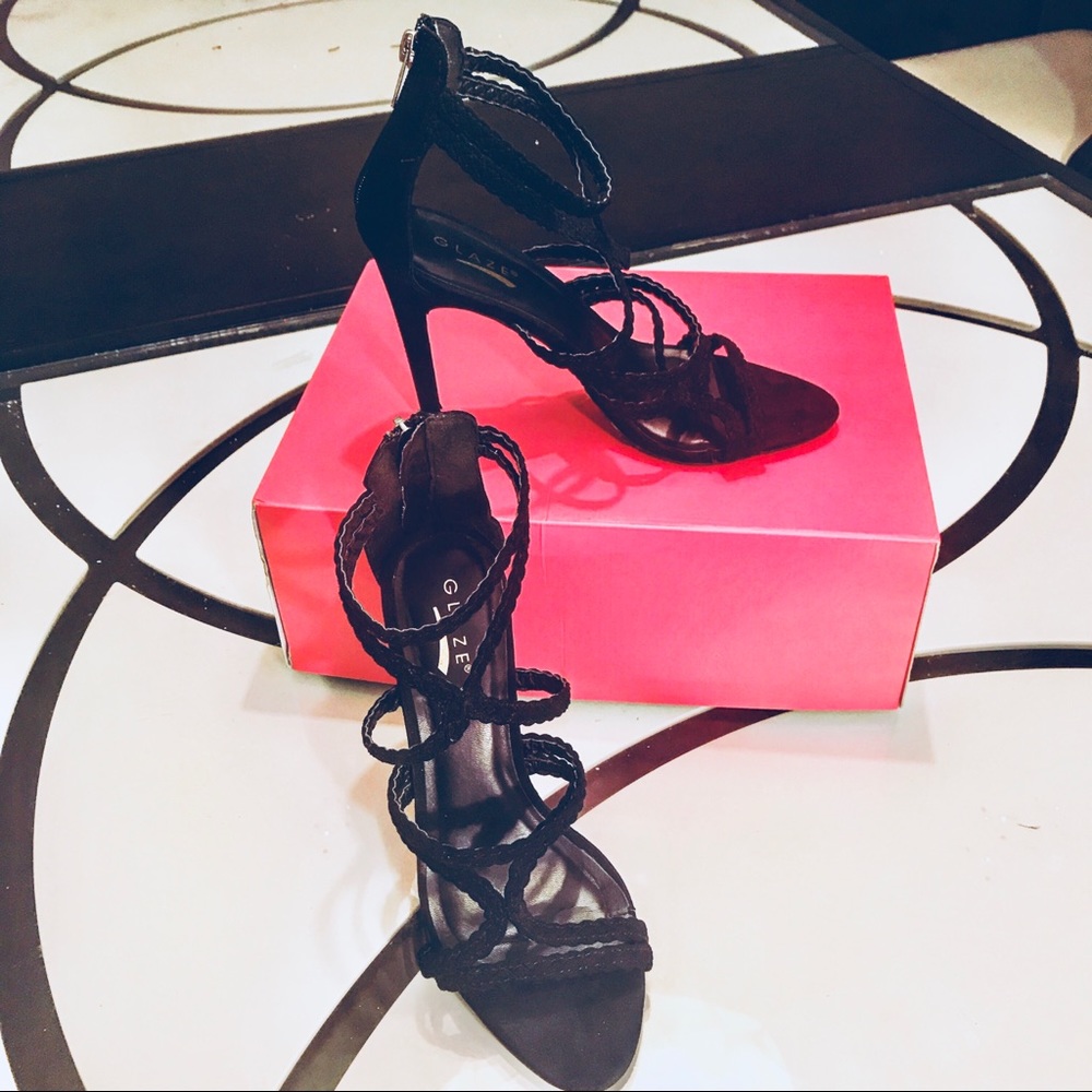 Strap black heals