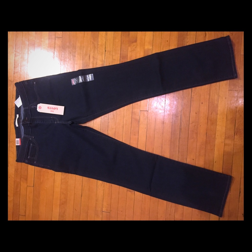 Women’s Levi 714 Straight 32x32 NWT!!!