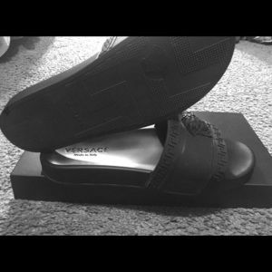Versace Men slides Size 44/ US size 10 (like new)