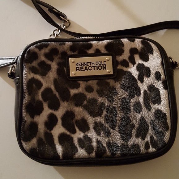 KENNETH COLE CROSSBODY BLK N WHITE - Picture 1 of 6