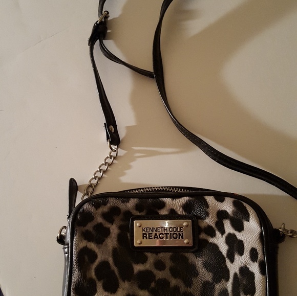 KENNETH COLE CROSSBODY BLK N WHITE - Picture 2 of 6