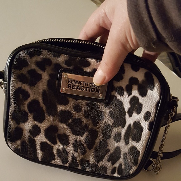 KENNETH COLE CROSSBODY BLK N WHITE - Picture 6 of 6