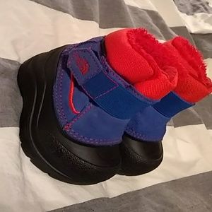 The north Face snow boot toddler size 5 waterproof