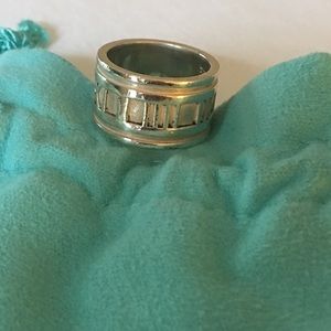 Tiffany & Co  Atlas ring
