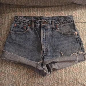 HIGHWASTED VINTAGE LEVI SHORTS!!