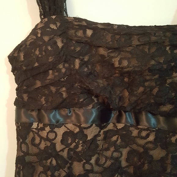 NWT ❕ STUNNING Stretchy Lace Cocktail Dress! - Picture 4 of 7