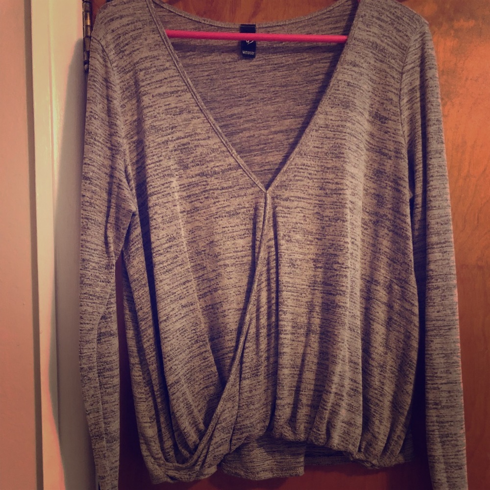 Long-sleeved, tan Windsor top