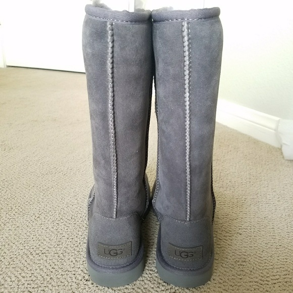 UGG Women's Classic Tall II Boot sz.6, run big - Picture 4 of 7