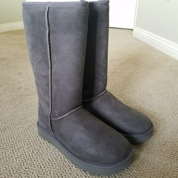 UGG Women's Classic Tall II Boot sz.6, run big - Picture 7 of 7