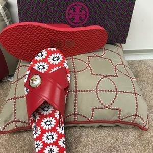 Tory Burch- melody criss cross sandal