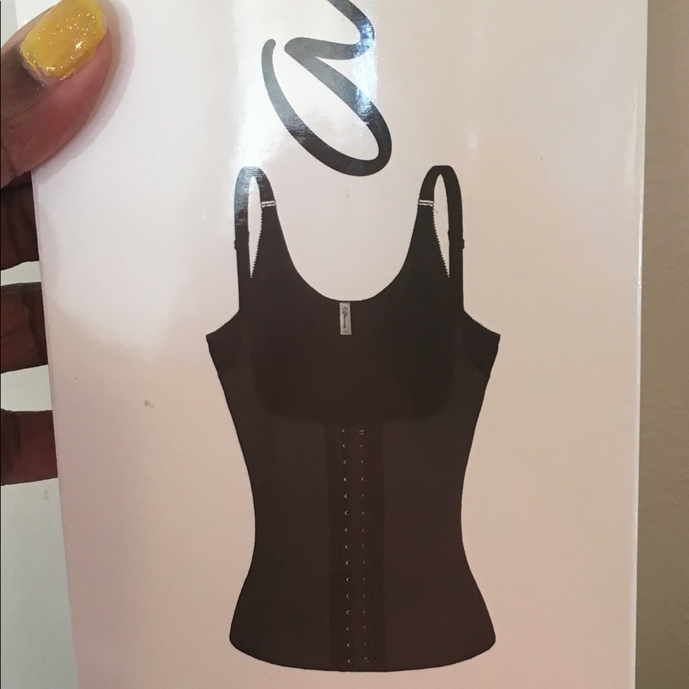 This is a gorgeous Brand New Amia Vest with tags !