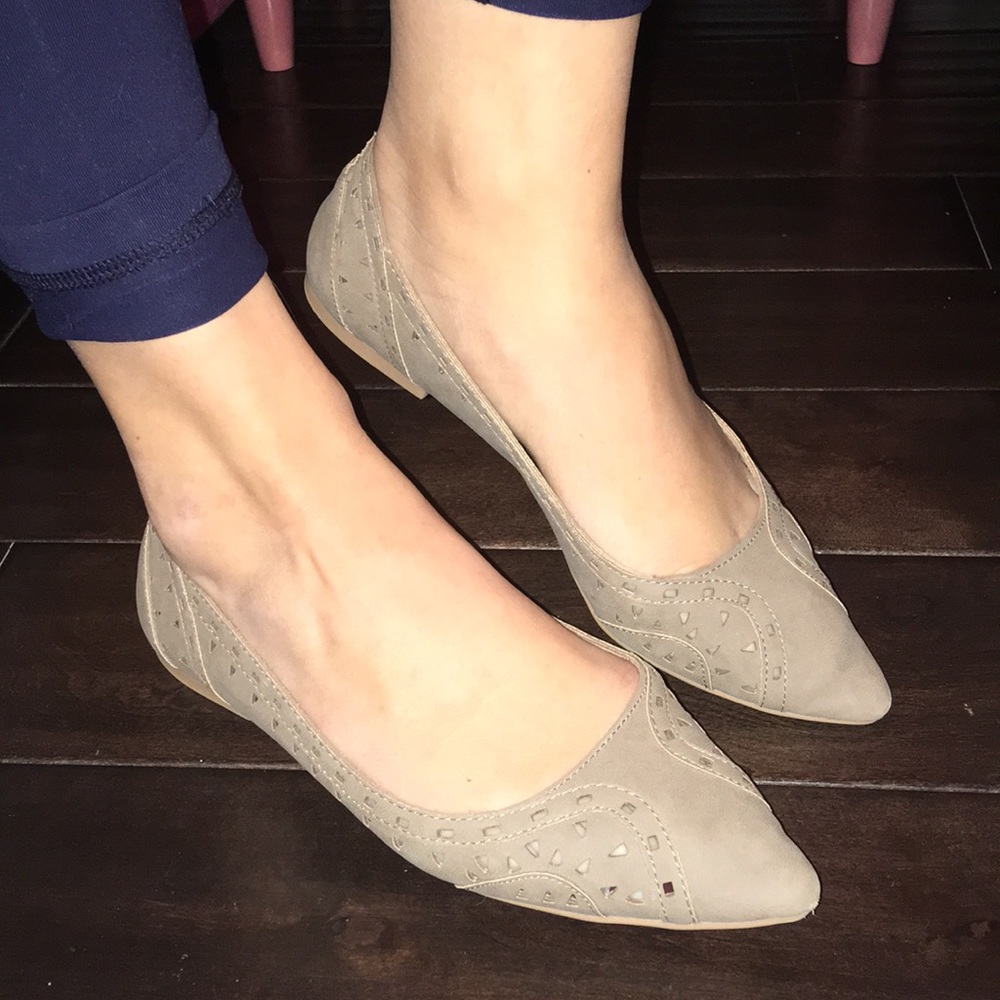 Pointed toe beige flats