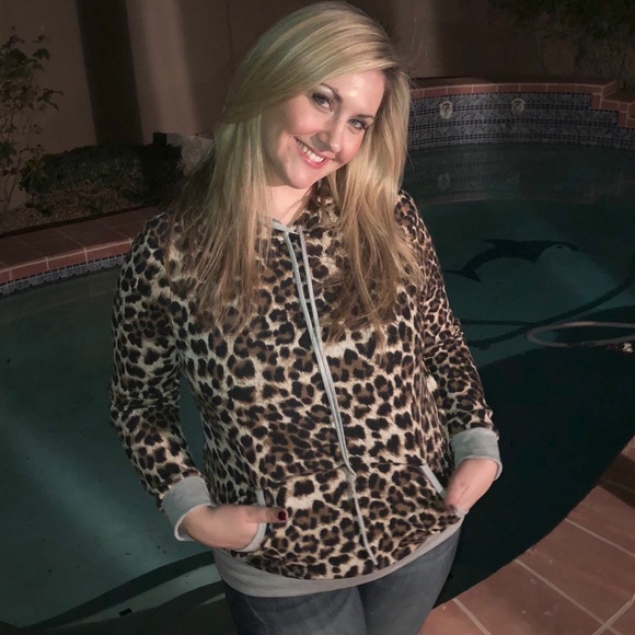 {Plus} Leopard Hoodie - Picture 3 of 8