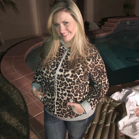 {Plus} Leopard Hoodie - Picture 4 of 8