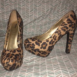 MOSSIMO LEOPARD PRINT PLATFORM PUMPS!!