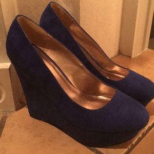Blue velvet wedges