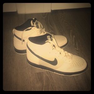 New SZ 6 in boys Black and cream Nike’s sneakers