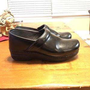 Dansko black women’s professional clogs(size 9/10)