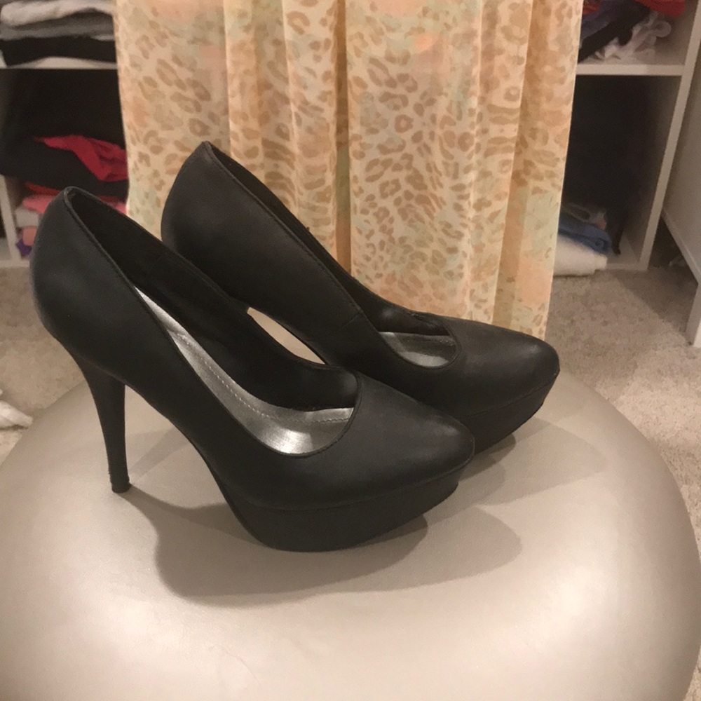 BASIC BLACK PUMPS