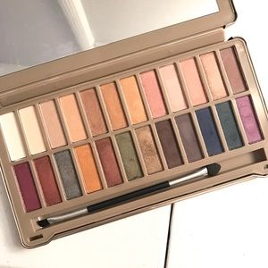 Ellen Tracy 24 Eyeshadow Palette Naturals Bolds
