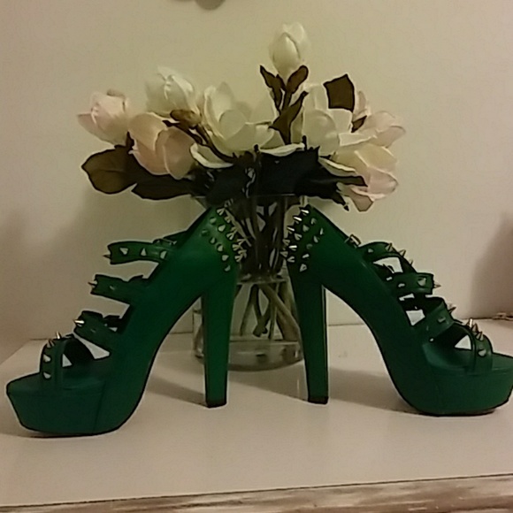 Platform Heels / Buckle's - Picture 2 of 7