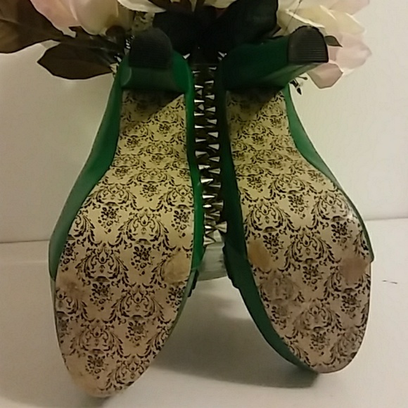 Platform Heels / Buckle's - Picture 5 of 7