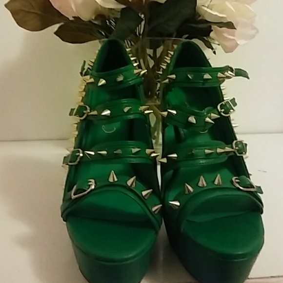 Platform Heels / Buckle's - Picture 6 of 7