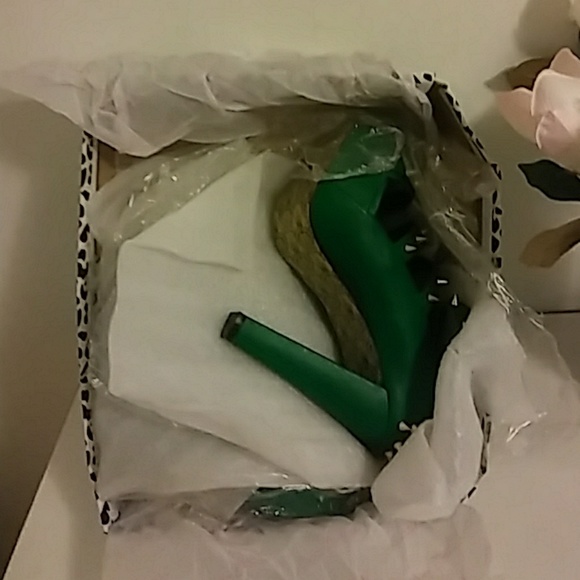 Platform Heels / Buckle's - Picture 3 of 7