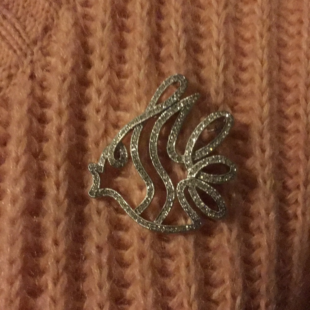 NADRI FISH PIN