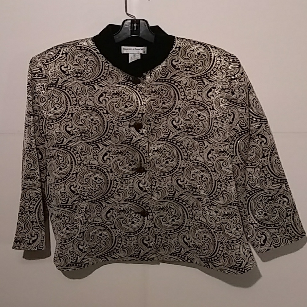 Classic elegance! Contrast fabric /black collar.