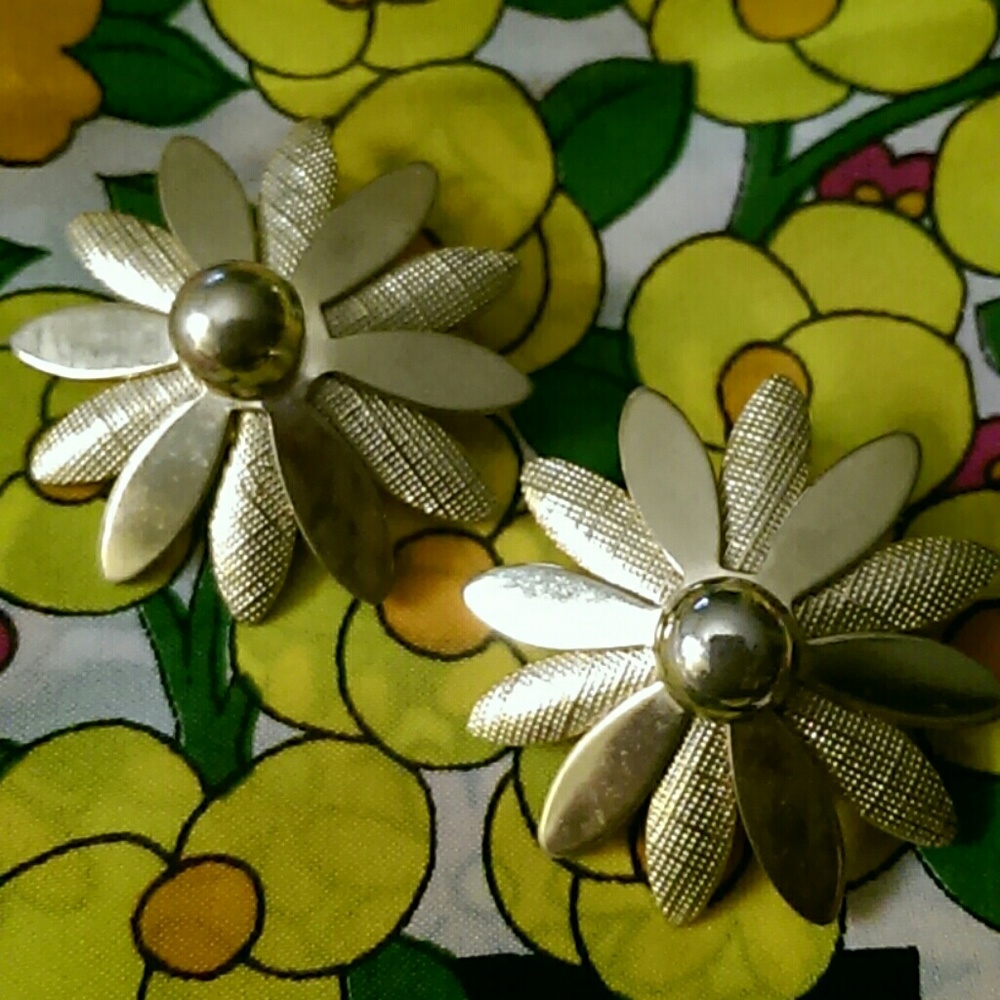 🌼Sarah Coventry Daisy Earrings