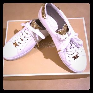 MK Jet Set Irvin leather shoes.