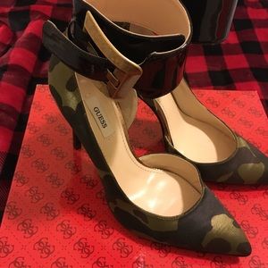 Guess Camo pumps with buckle