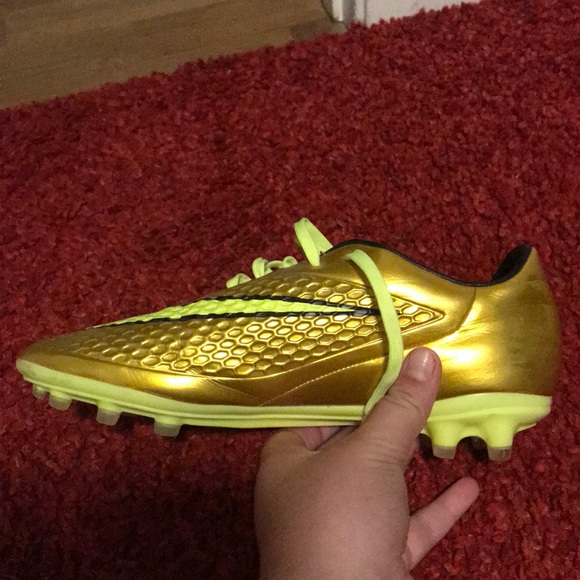 Nike soccer cleats - Picture 2 of 5