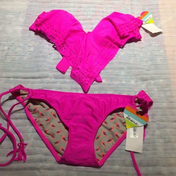 Bikini - Picture 1 of 4