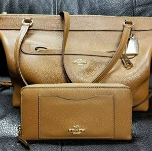 Coach tyler tote in brown pebble leather