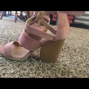 Pink strappy heels 👠