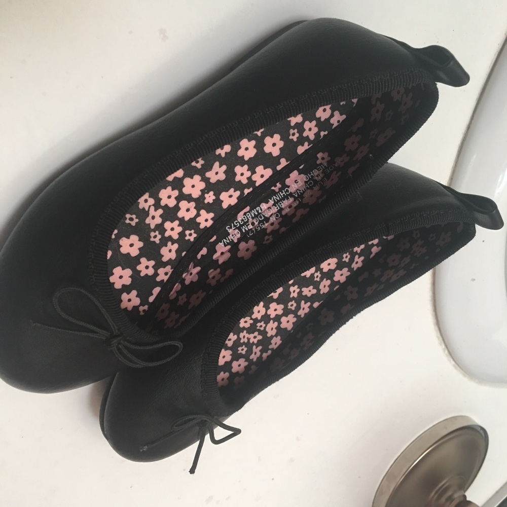 Black ballerina flats