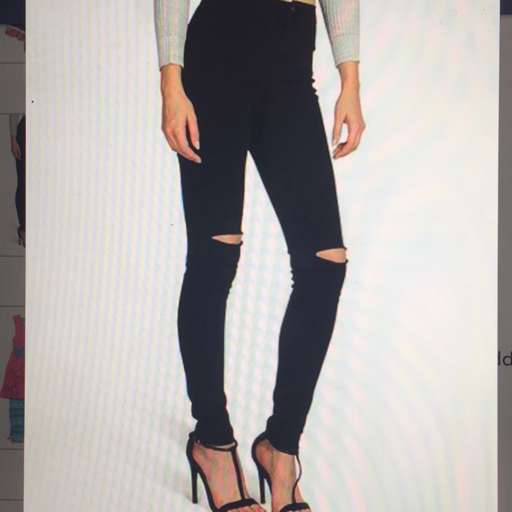NWT Sunrise Design Black Distressed Skinny Jegging