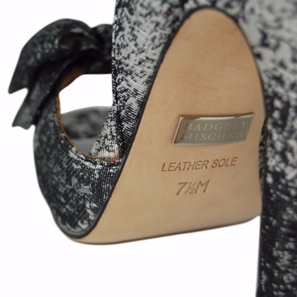 BADGLEY MISCHKA Black & Silver Metallic ‘Mable’ Peep Toe Bow Pumps NIB - Picture 6 of 8
