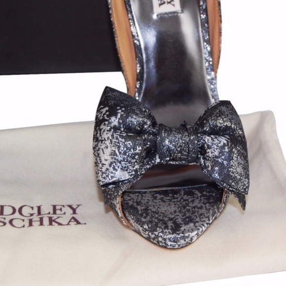 BADGLEY MISCHKA Black & Silver Metallic ‘Mable’ Peep Toe Bow Pumps NIB - Picture 3 of 8