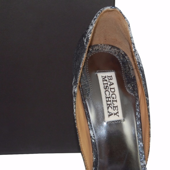 BADGLEY MISCHKA Black & Silver Metallic ‘Mable’ Peep Toe Bow Pumps NIB - Picture 7 of 8