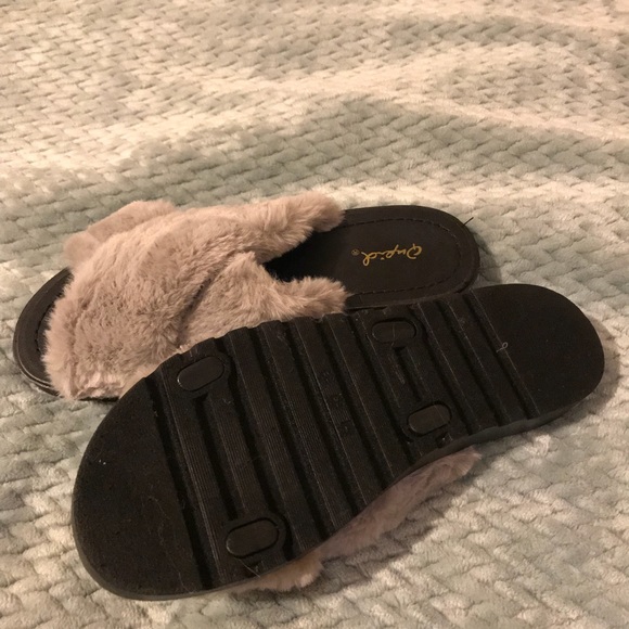 Fluffy Cupid flip flops - Picture 2 of 2